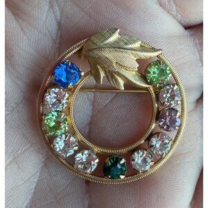 DCE Curtis Signed Vintage Goldtone Wreath Pin Brooch Colored Stones